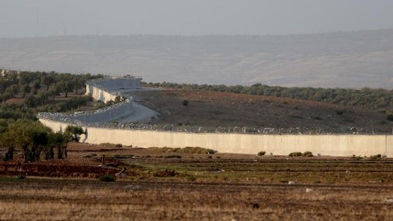 Tείχος μήκους 290 μέτρων ανήγειρε η Τουρκία στα σύνορα με τη Συρία